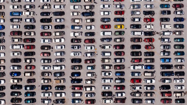 Auto handel czy giełda samochodowa? Gdzie trudniej o oszustwo w 2026?